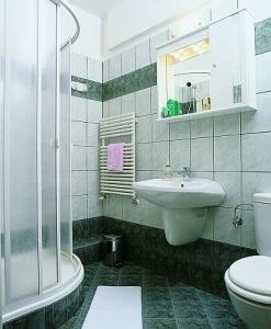 Charles Apartman Hotel - Modern Delux fürdőszoba - Charles Apartman Hotel Budapest, Olcsó apartman a Gellért-hegy lábánál 