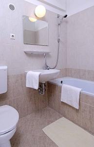 Modern standard fürdőszoba - Charles Apartman Hotel  - Charles Apartman Hotel Budapest, Olcsó apartman a Gellért-hegy lábánál 