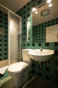 Európa apartman fürdőszobája Budapesten zöldövezetben a II. kerületben a Budakeszi úton - Hotel Európa - Europa Hotels Congress Center Budapest - 4 csillagos apartman hotel Budán a Budakeszi útnál
