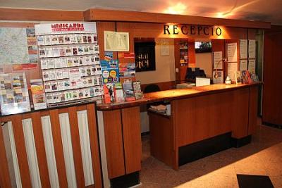 Hotel Kristal - a felújított háromcsillagos szálloda recepciója - Villa Hotel Kristal Budapest - Akciós villa hotel közel a centrumhoz csendes környezetben