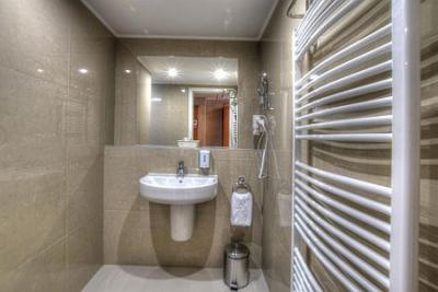 Hotel Anna*** Budapest - Szép új fürdőszoba az Anna Hotelben - ✔️ Hotel Anna Budapest ✔️ Akciós hotel Budán a metrónál