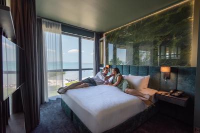 új 5* Azúr Prémium Hotel wellnesst kedvelőknek - ✔️ Azúr Prémium Hotel***** Siófok - elegáns panorámás wellness hotel Siófokon félpanzióval