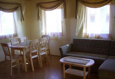 Bungaló Aqua Spa Wellness Cserkeszőlőn jól felszerelt konyhával, nappalival, két hálószobával - ✔️ Bungaló Aqua SPA Cserkeszőlő - Akciós faházak Cserkeszőlőn