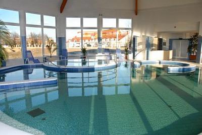 Aqua Spa Wellness Bungaló - Wellness utazás Cserkeszőlőre, aktív kikapcsolódás elérhető áron - ✔️ Bungaló Aqua**** SPA Cserkeszőlő - Akciós félpanziós faházak Cserkeszőlőn