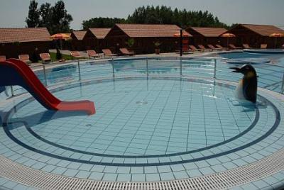 Gyerekcsúszda,kül- és beltéri medencék, élményfürdő - Aqua Spa gyerekbarát bungalók - ✔️ Bungaló Aqua SPA Cserkeszőlő - Akciós faházak Cserkeszőlőn