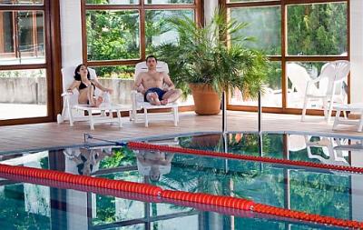 Club Tihany Bungalók - úszómedence a Club Tihany üdülőkomplexumban -  Balaton - ✔️ Club Tihany Bungalows**** ✔️ Akciós faházak a Balatonnál!