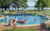 Gyerekmedence a Klub Tihanyban, bungalók a Balatonnál
