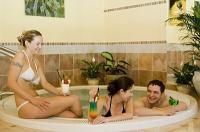Pezsgőfürdő a Club Tihanyban, wellness hétvége a Balatonon