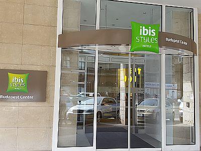 Ibis Styles Budapest Center bejárata - elegáns szálloda a Rákóczi úton Budapesten - ✔️ Ibis Styles Budapest Center*** - 3 csillagos Ibis Styles Budapest Center akciósan a centrumban