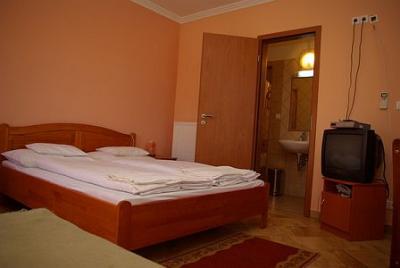 Szabad kétágyas szoba Cserkeszőlőn a Hotel Royalban - ✔️ Royal Hotel Cserkeszőlő ✔️ Akciós Hotel a gyógyfürdőnél