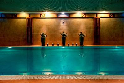Luxus wellness szálloda***** úszómedencéje Budapesten - Sofitel Budapest***** - Luxus hotel csodálatos kilátással a Dunára és a Budai várra