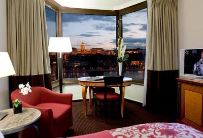 Királyi kilátás a várra a Hotel Sofitel***** Lánchíd szobájából - Sofitel Budapest***** - Luxus hotel csodálatos kilátással a Dunára és a Budai várra